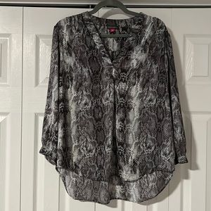 Vince Camuto XL snake skin pattern blouse